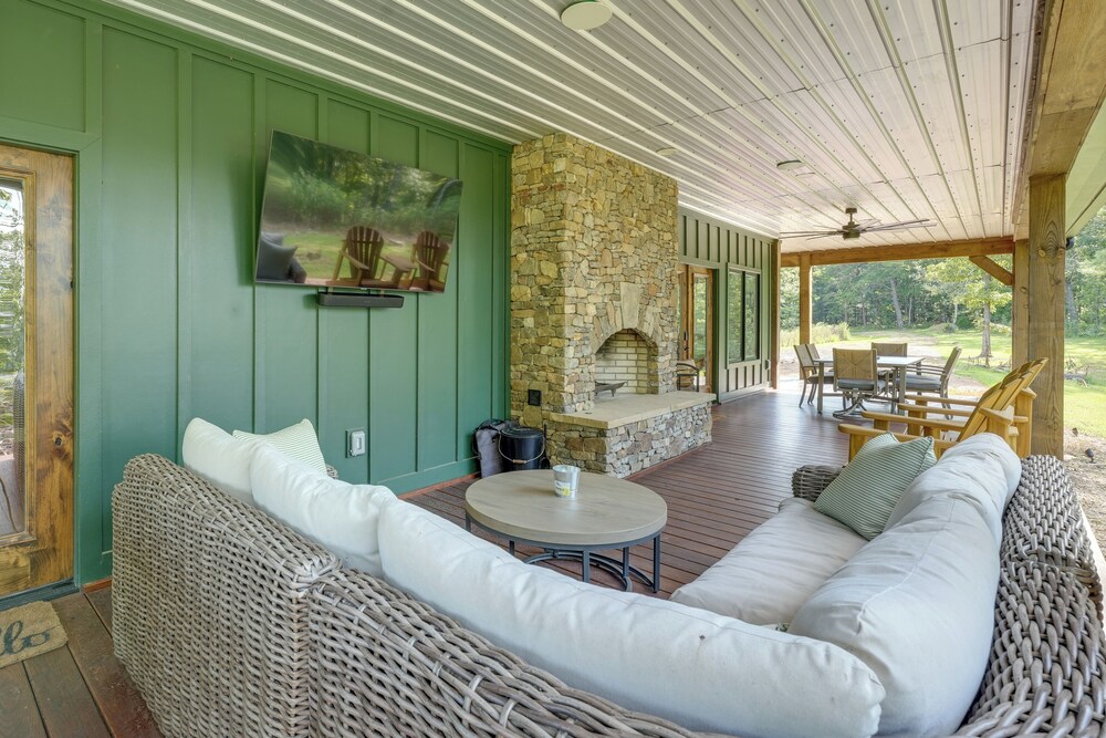 400 Acres on Lavender Mtn: Getaway w/ Hot Tub!