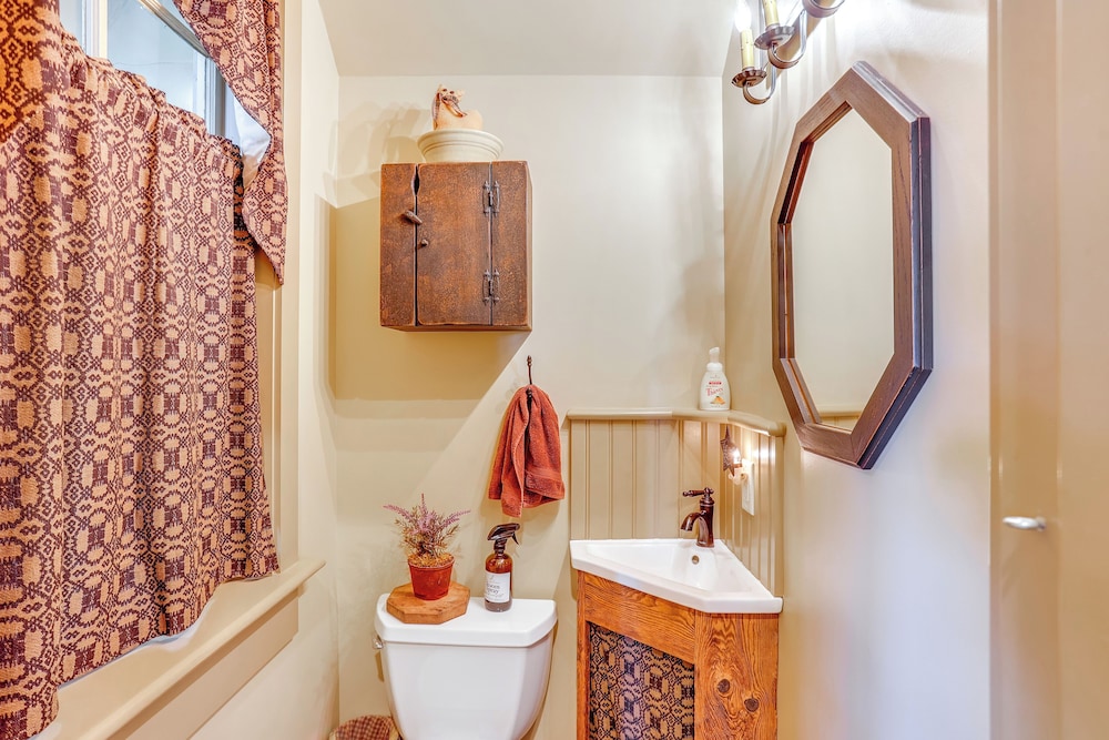3 Mi to Dtwn: Charming Farmhouse in Mount Joy!