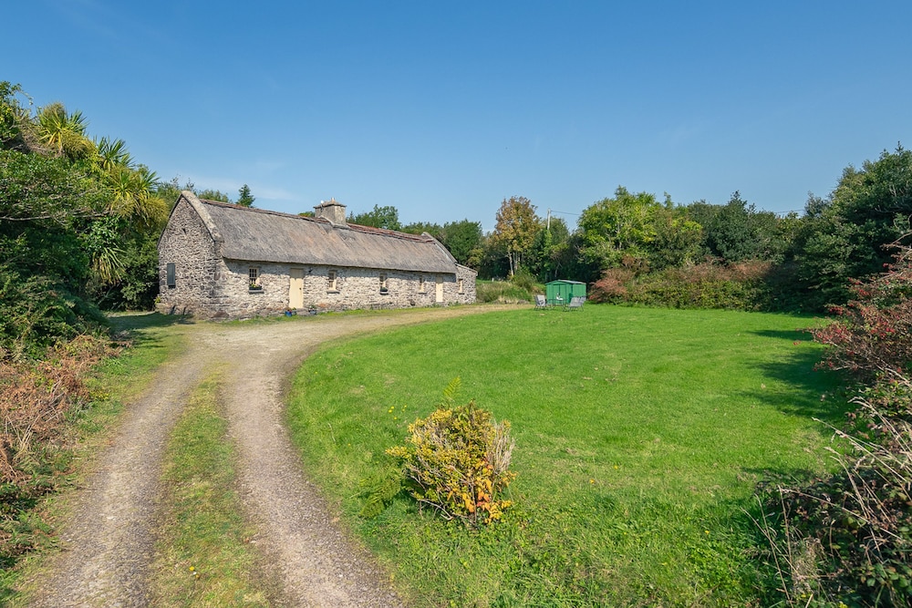 Traditional Style Thatched Cottage With Modern Amenities