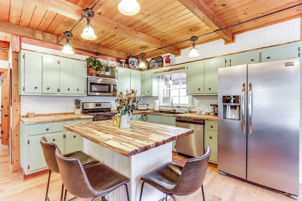 Cozy Ellijay Cabin: Hot Tub, Yard, & Resort Access