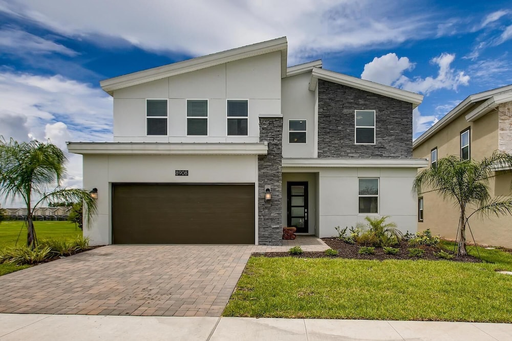 8908 CC - 5BR Luxury Home: Private Pool