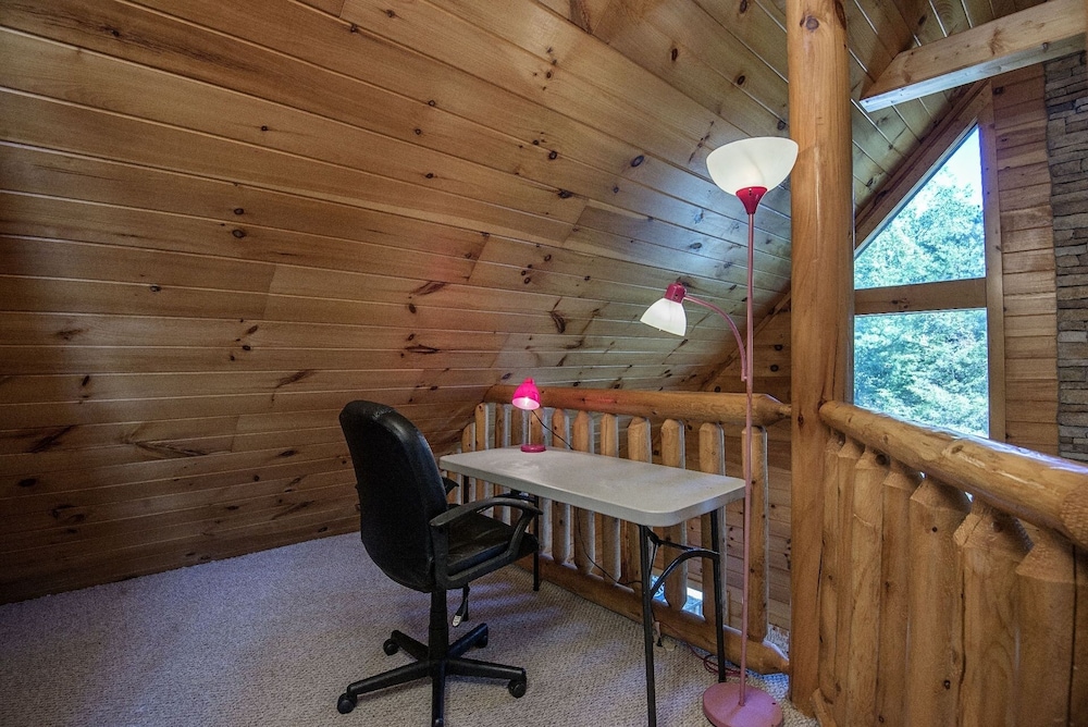 Dunder Mountain Views Cabin Retreat 3 Bedroom Cabin by RedAwning view 5
