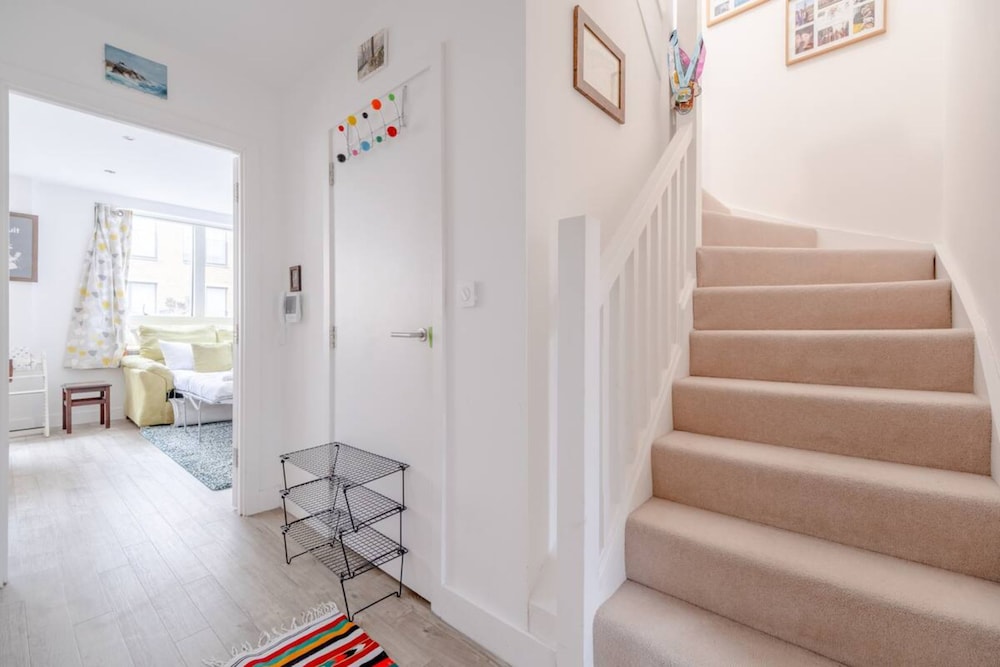 Bright 2 Bedroom Maisonette Near Stratford