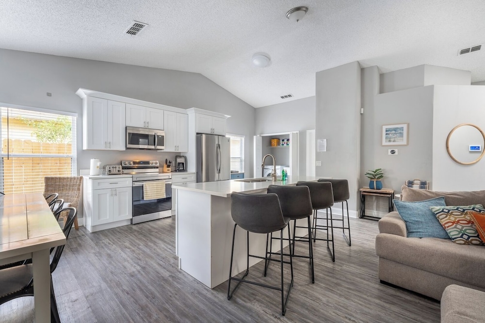 Heated Pool & Bathtub 4BR Near Disney