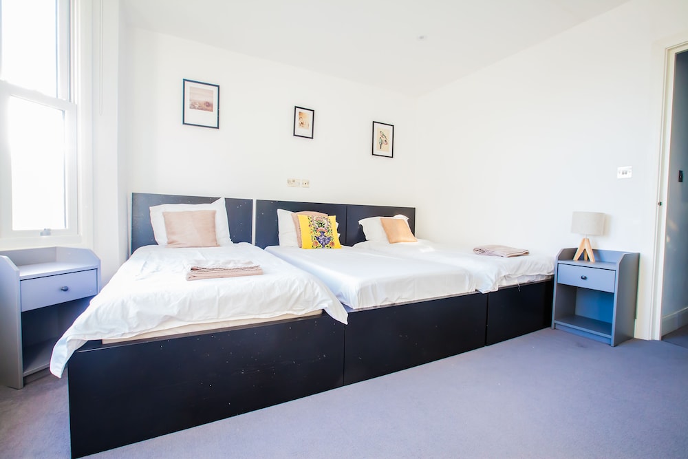 Surbiton Luxury Garden House 19A view 4