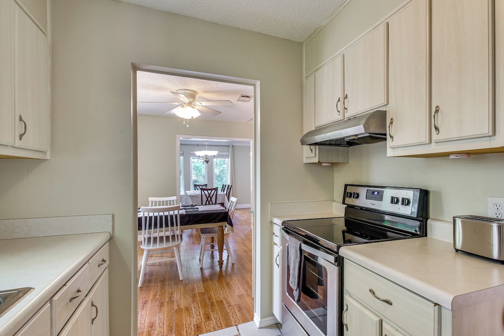 Shop, Dine & Visit Uwf: Pensacola Home w/ Yard!