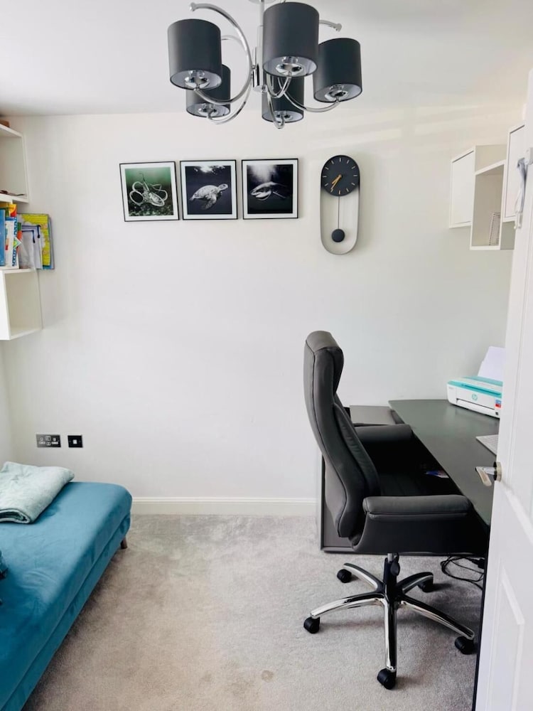 High END Spacious 4 Bed House - Free Parking