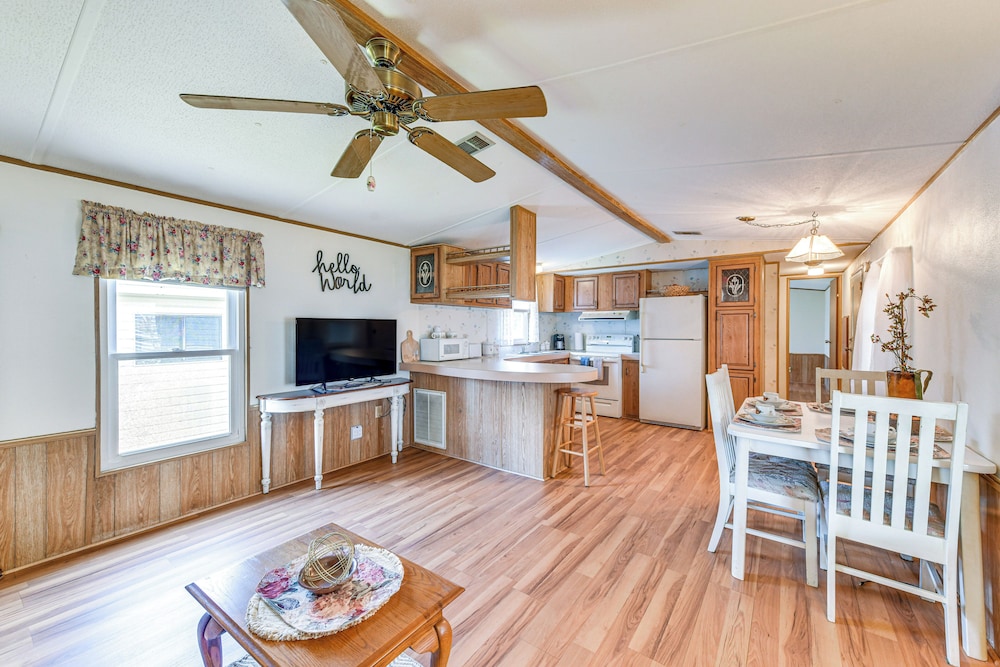 2 Mi to Ellenton Outlets: Home w/ Community Perks!