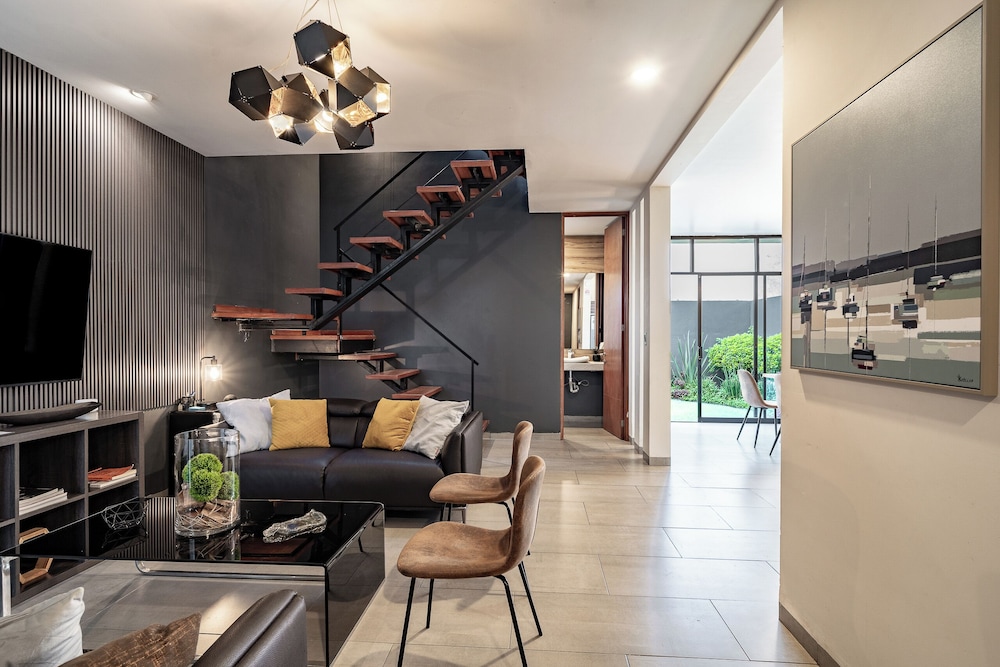 Luxurious 5-bedroom House With Air-conditioning & Private Rooftop in Juriquilla