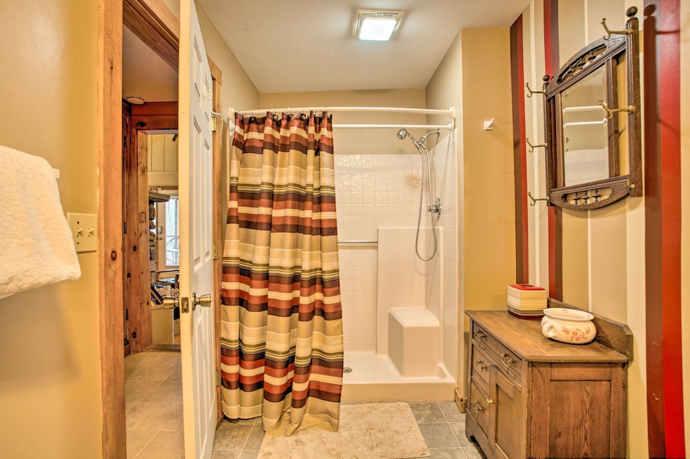 Spacious Bethlehem Mountaintop Home w/ Deck & View