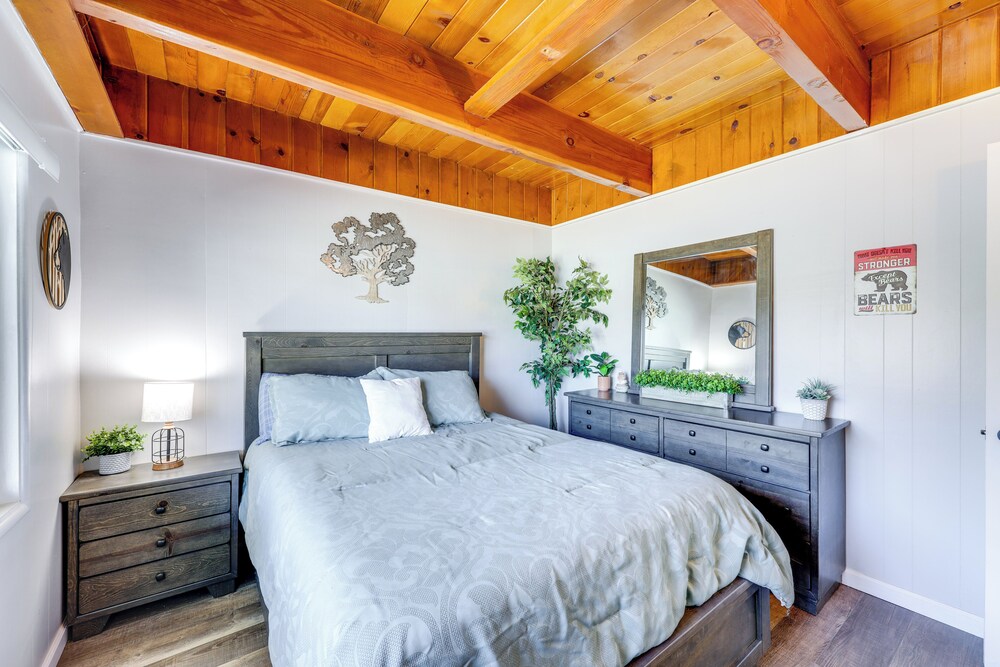 2 Mi to Trails: Modern Mountain Condo in Big Bear