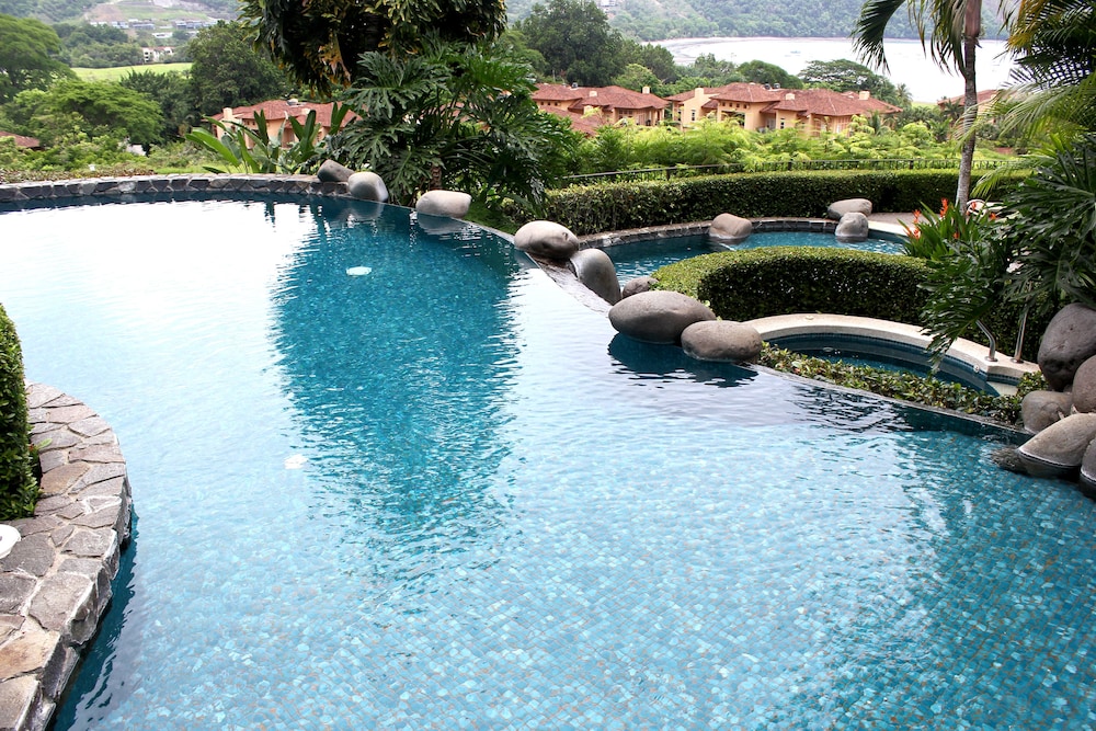 CR Luxury Los Sueños Condos