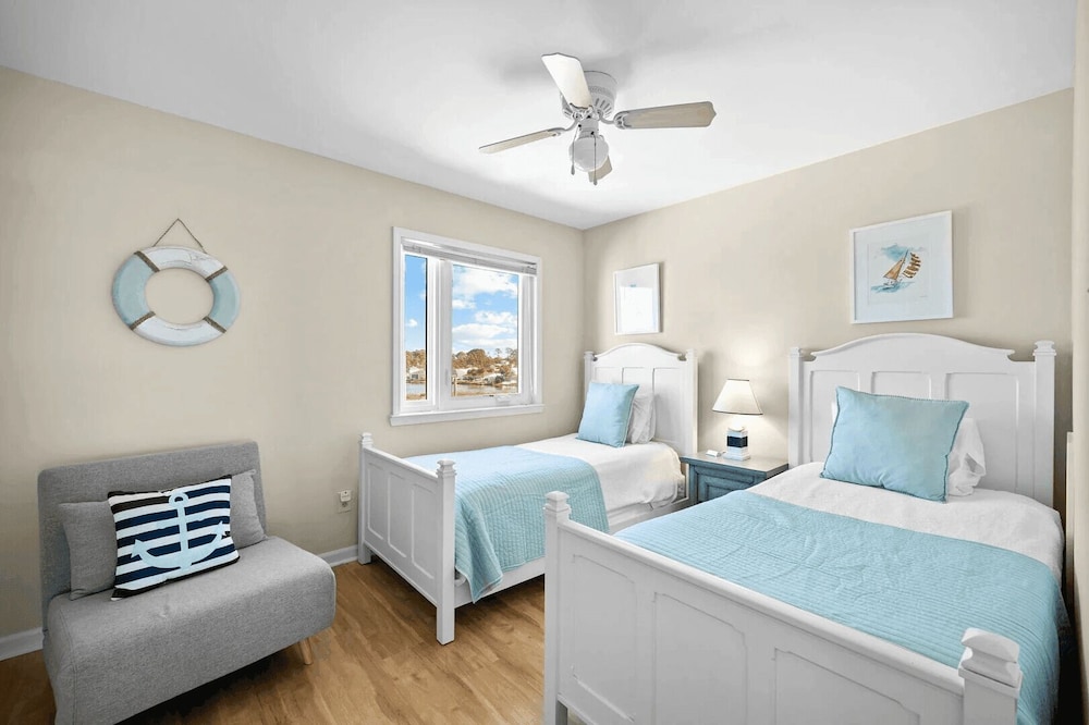 Blue Marlin by Avantstay Beachfront w/ Views, Pool Access, Beach Chairs