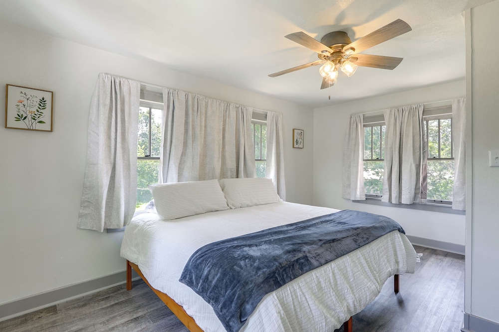 4 Mi to Dtwn: Charming Retreat in Wichita!