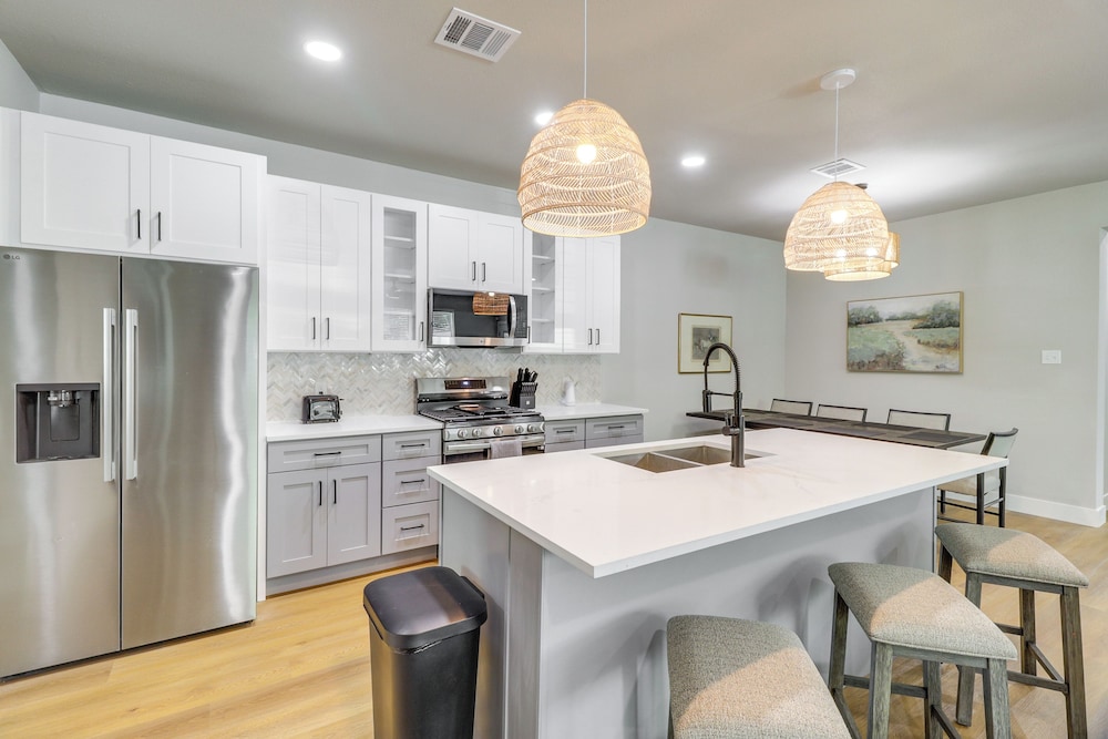 Townhome Near At&t Stadium: Great for Game Day!