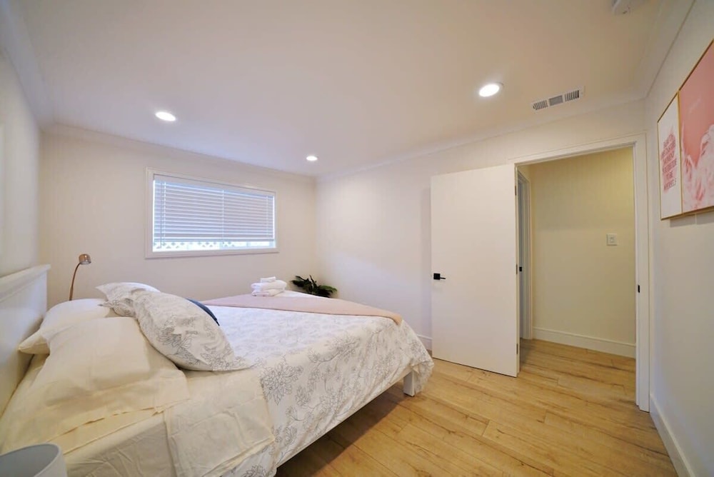 @ Marbella Lane - Vibrant 4BR RWC Ldry + P