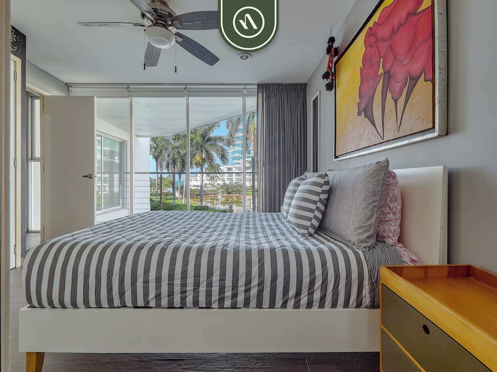 Beachfront 3BR Condo - Pool - Beach Club