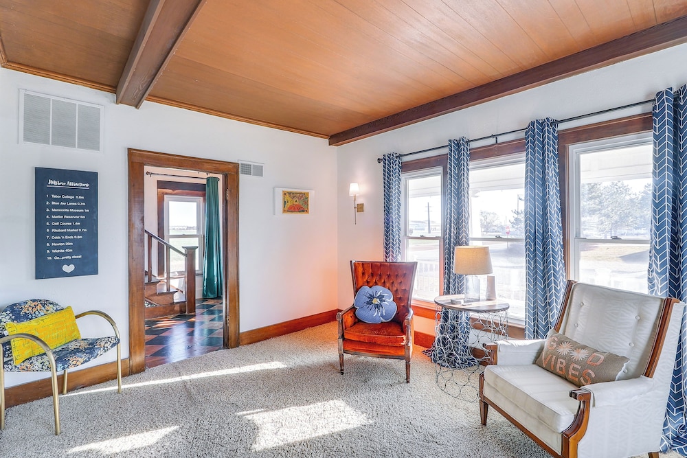 5 Mi to Marion Reservoir: Wizard of Oz-themed Home