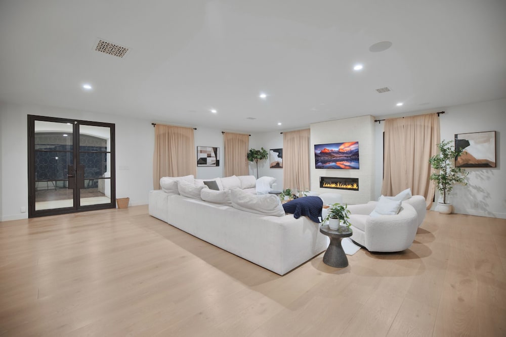 Villa Solea - Mulholland Retreat w/ Pool, Spa & Iconic LA Views