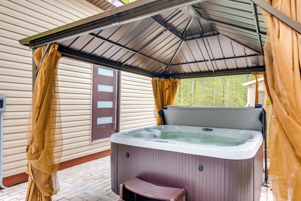 3 Mi to Tobyhanna State Park: Hot Tub Haven!