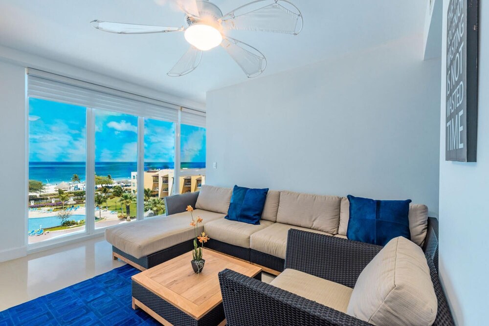 Oceanfront Penthouse 4BR w Roof Top Deck w Jacuzzi Eagle Beach