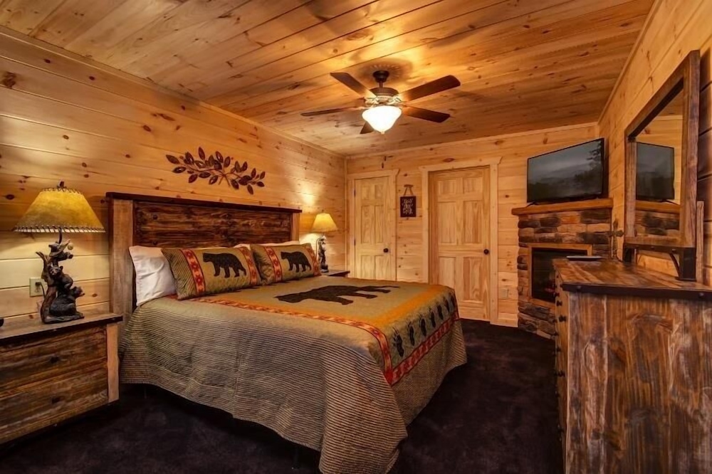 Lazy Bear Lodge - 4 Bedrooms, 4 Baths, Sleeps 14 Home by RedAwning