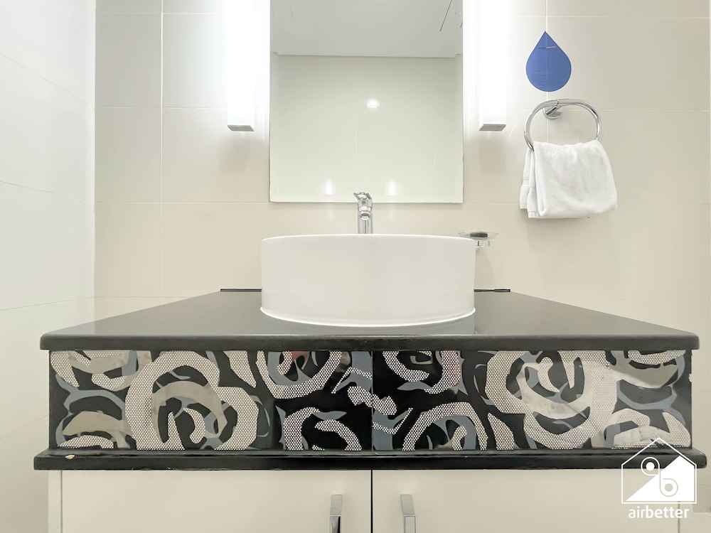 Elegant 2-bed Retreat Stunning Downtown Views
