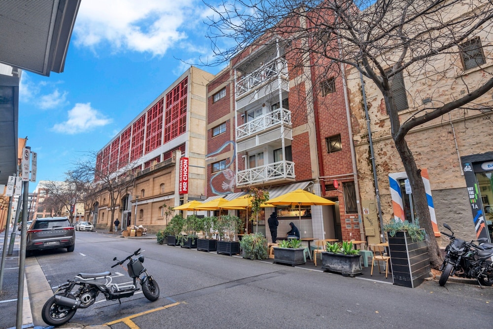 Central 1-bed Adelaide Apartment With Balcony