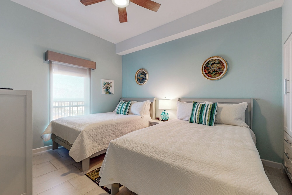Gorgeous 3BR Penthouse w/ Lanai Facing the Gulf