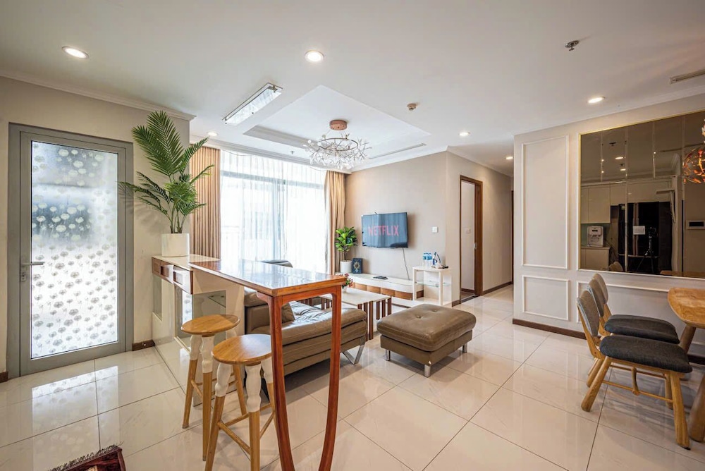 Apartment Landmark 81 by Urban Home