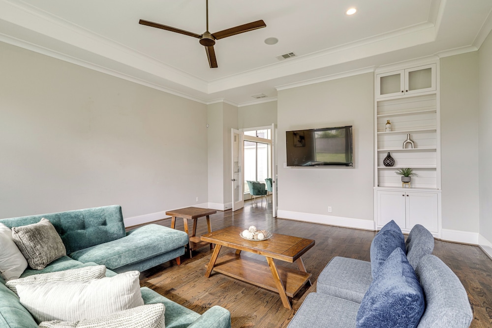 9 Mi to Downtown Houston: Spacious Group Getaway