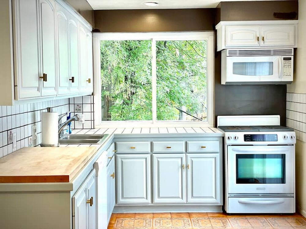 Pacific Dreams at Woodland Hills Distinguished 8 Br 6 5 BA Residence With Pool and Spa Sleeps 16
