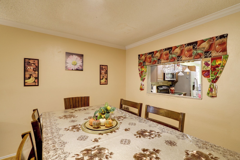Houston Townhome 4 Mi to Airport: Central Location