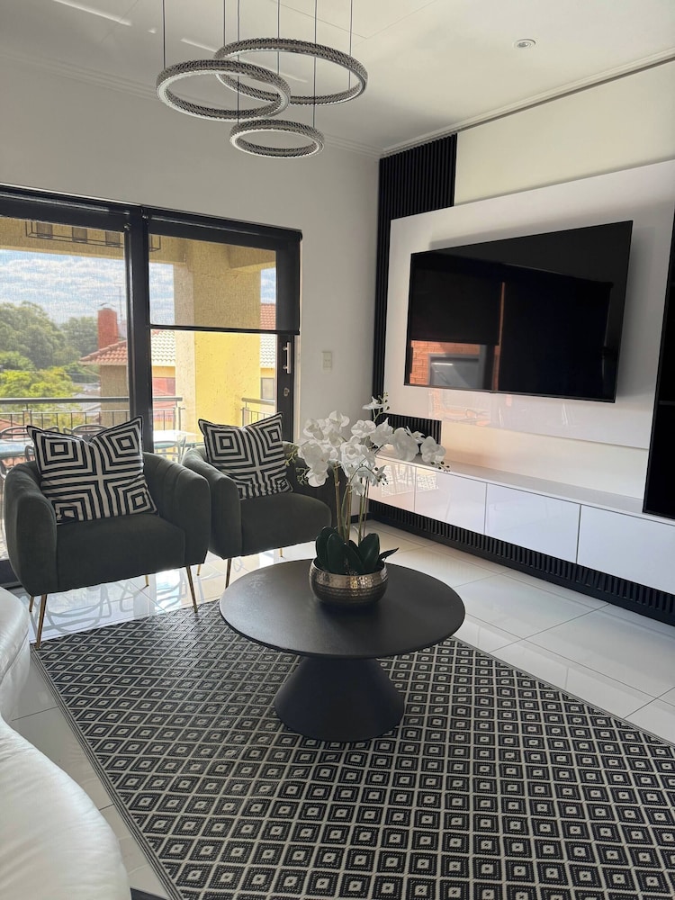 2 Bedroom Apartment Near Monte Casino
