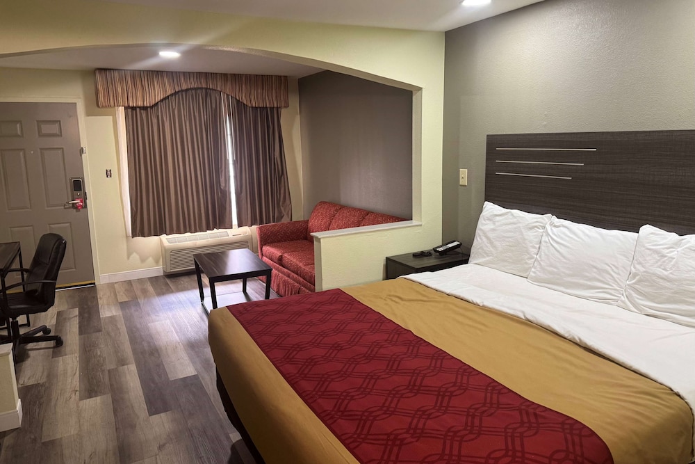 Super 8 by Wyndham Jackson MS Near the Fairgrounds