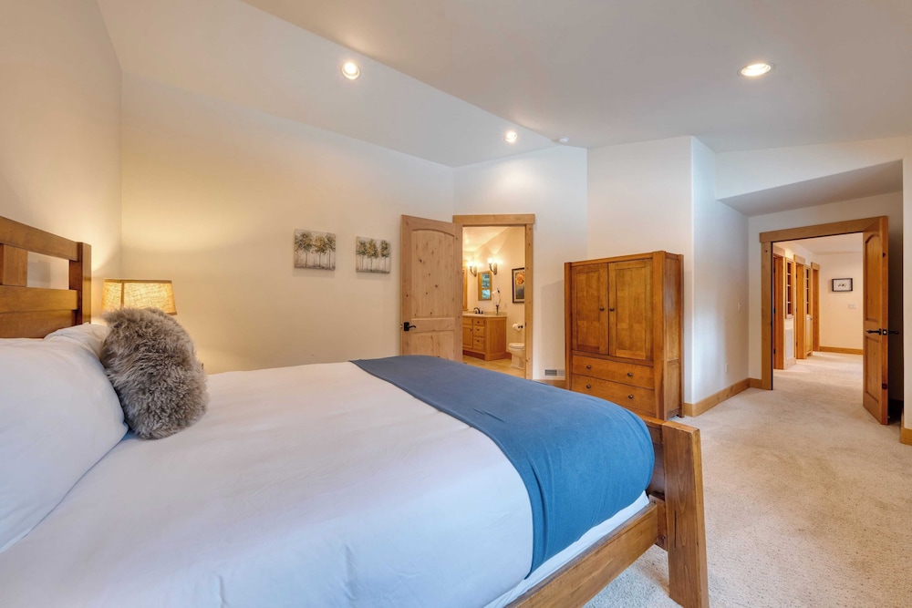 5 Mins to Ski Resort Ping Pong, Pool Table, Deck Donner Ridge by Avantstay