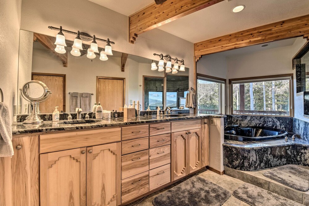 Falcon Rest: A Deluxe Angel Fire Mountain Retreat!