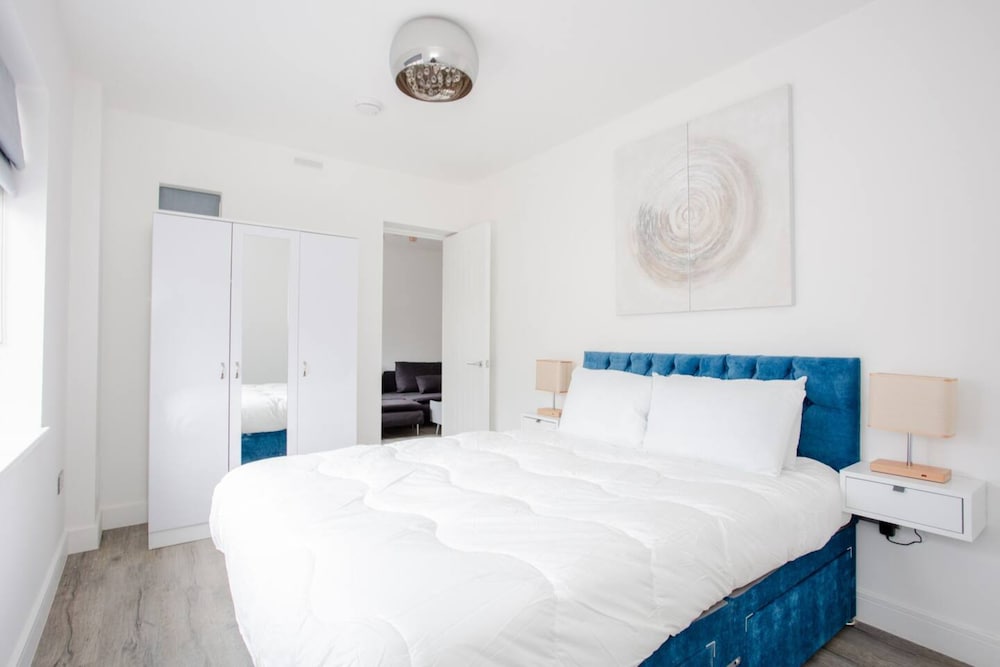 Designer 2 Bedroom Apartment in West London