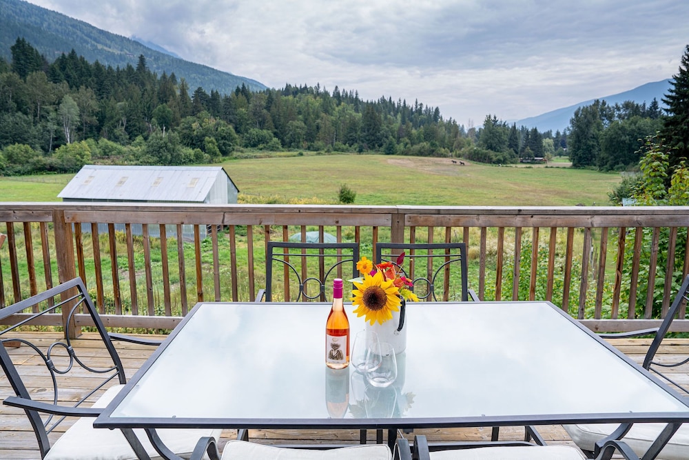 Revelstoke Lakehouse by Revelstoke Vacations