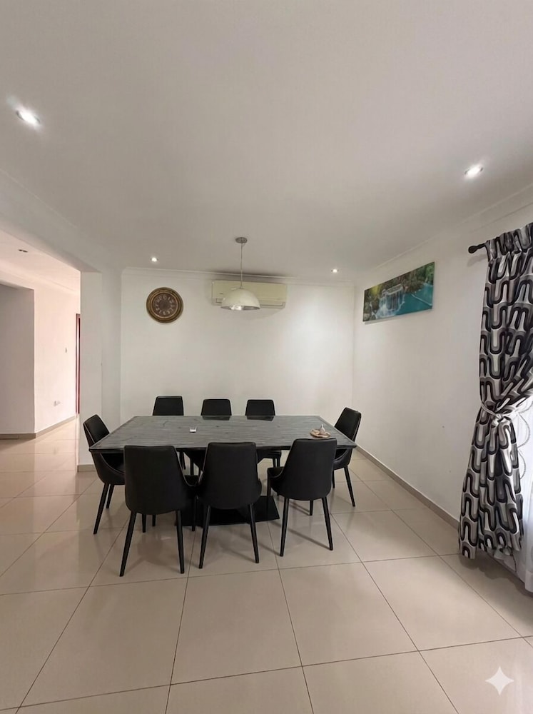 4BR Town House Cantonments. Pool. Garden