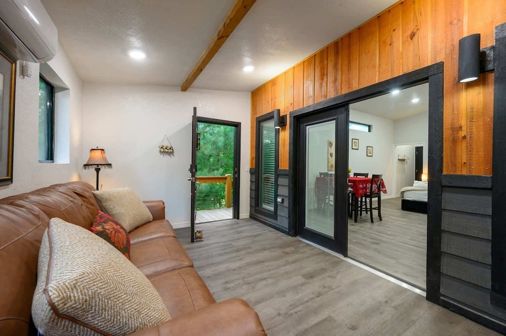 Double Magic - Unique Cabin for 6 - Pond, Hot Tub