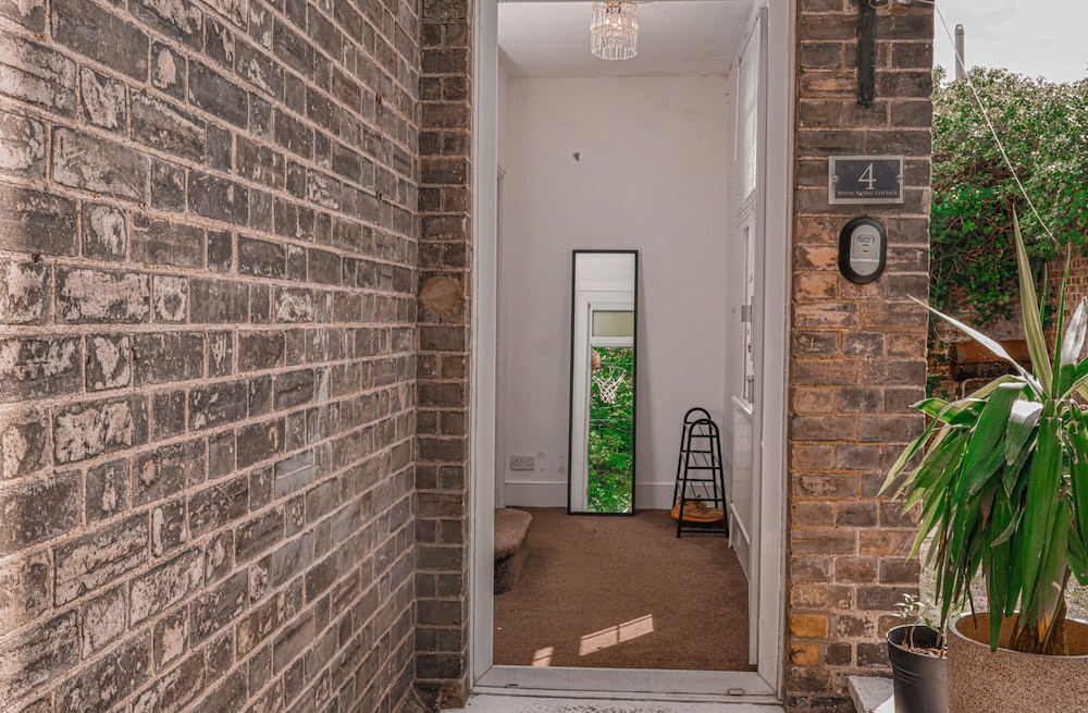 Immaculate 3-bed Cottage in Hampton