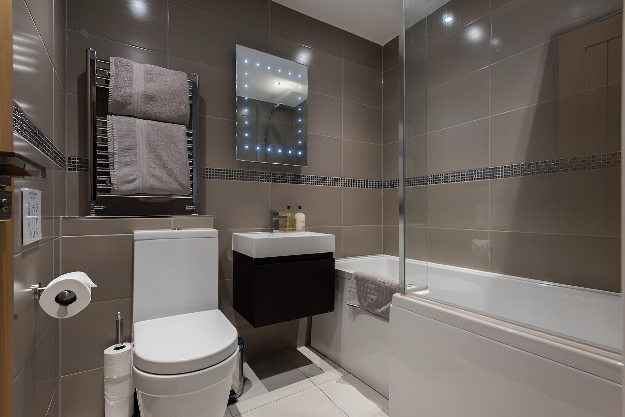The Escalier Mews - Stunning 3BDR Mews Home Flooded with Natural Light