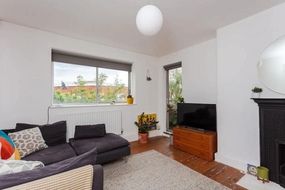 Relaxing 2 Bedroom Top Floor Apartment in Bethnal Green
