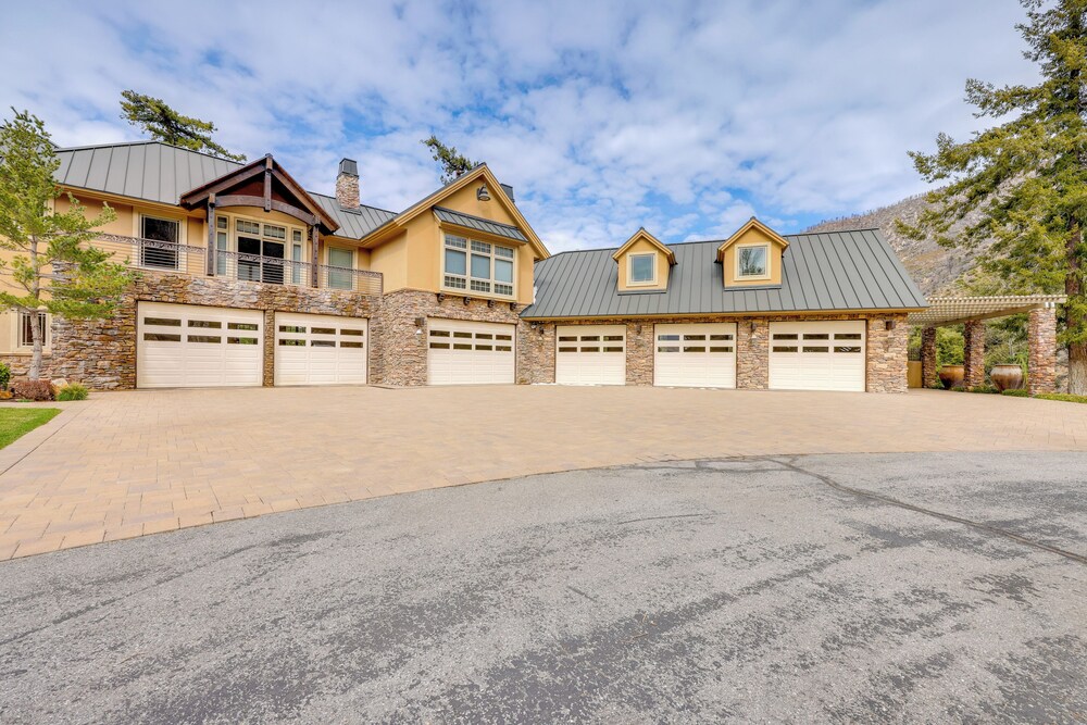 Hot Tub + Views: Luxe Mountain Escape in Yucaipa