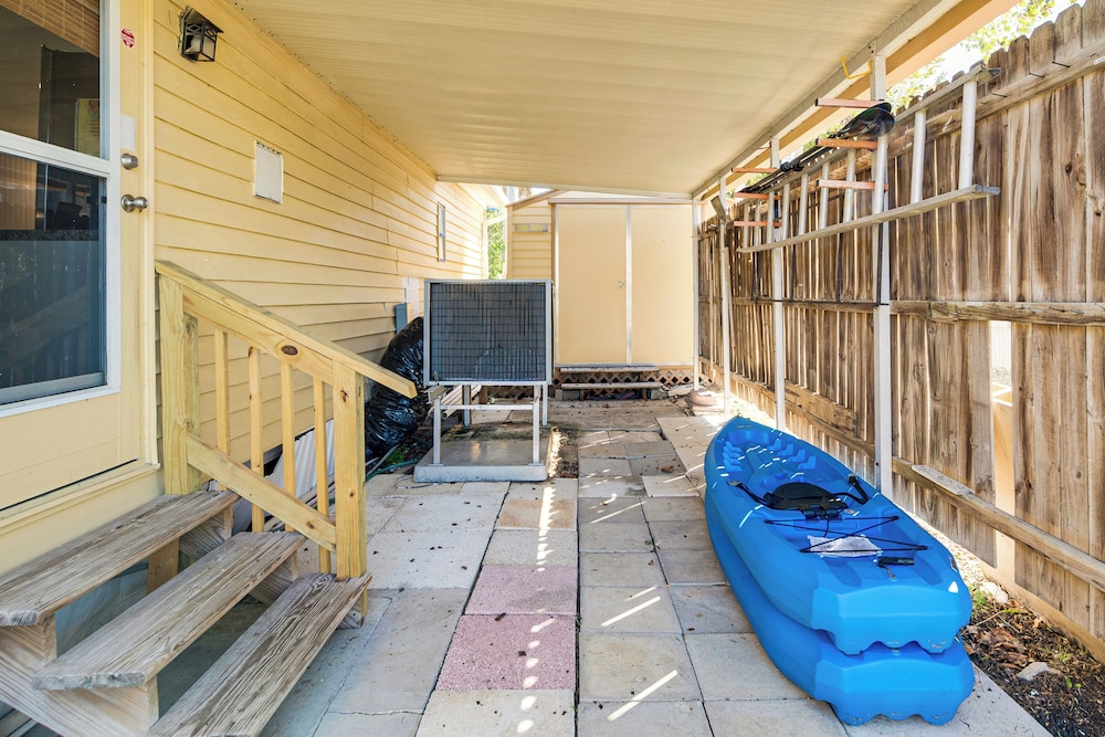 2 Mi to Beach! Canal-front Escape in Crystal River