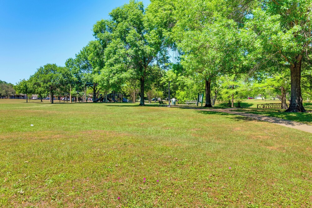 2 Mi to Texas A&m: Pet-friendly Duplex w/ Yard!