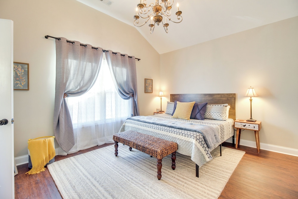 Chic Thomas Square Home in Walkable Location! view 3