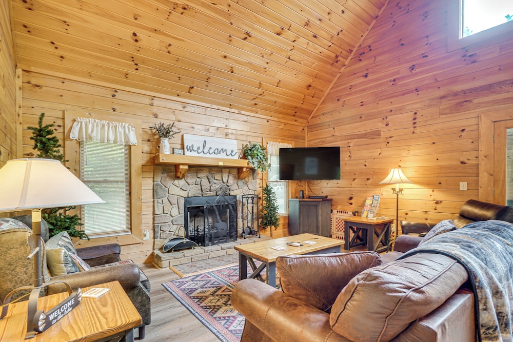 Private Hot Tub: Lake Resort Cabin in Sevierville!