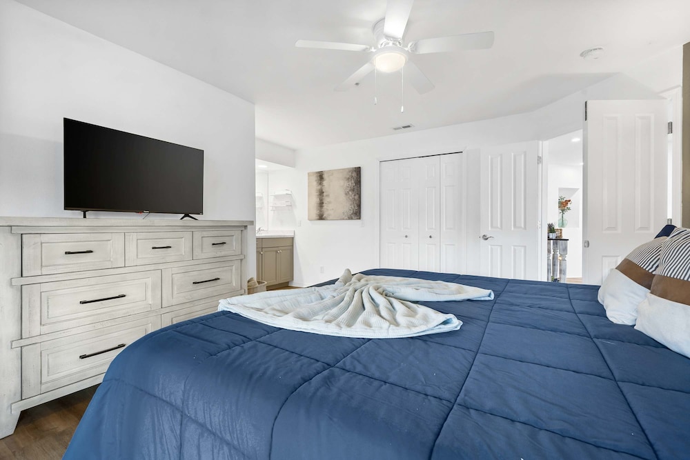 Lake Front Escape For 8!